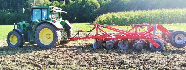 Conservation tillage with incorporated mulched plant residues (mulch-till)