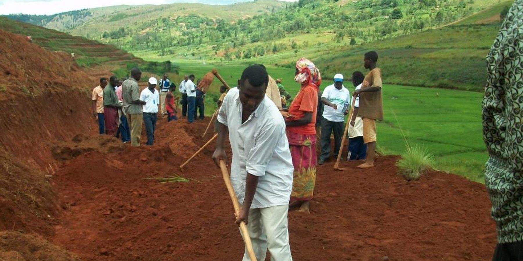 Dans le cadre de la conservation des eaux et sols, le Burundi a initié la mise en place des terrasses radicales à titre pilote. Cette activité se fait à haute intensité de main d’œuvre.