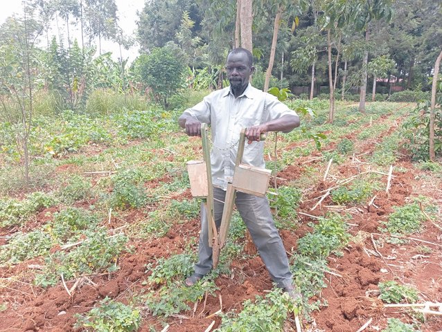 Improving farmers' access to tools for conservation agriculture
