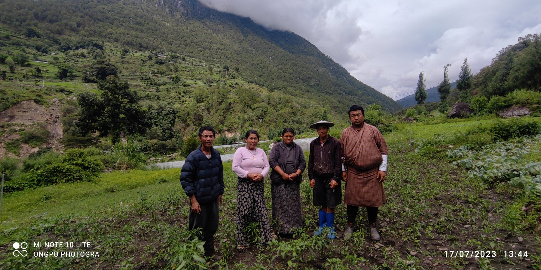 Land users in the Chudawoong Commercial Vegetable Group and Agriculture Extension officer (first person from right)