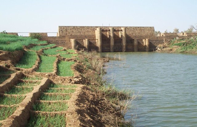 Small-scale dams