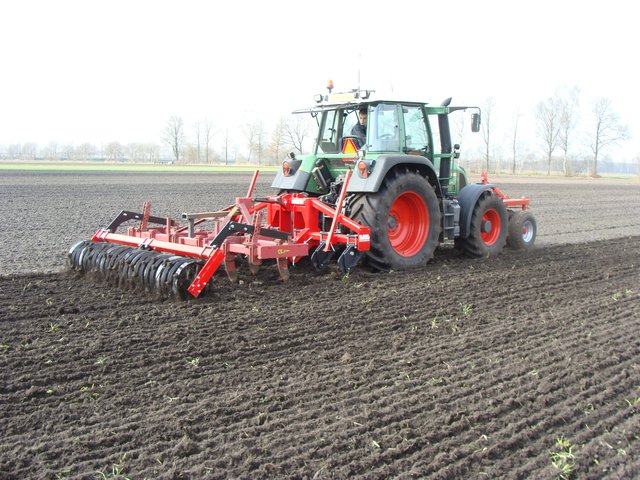 Non-inversion shallow tillage on sandy soils in the Netherlands