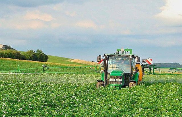 Minimization of herbicide application in conservation agriculture